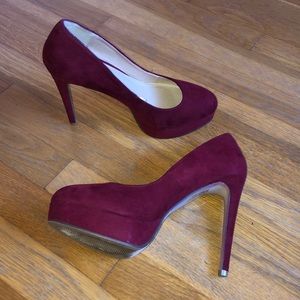 Suede pumps in burgundy